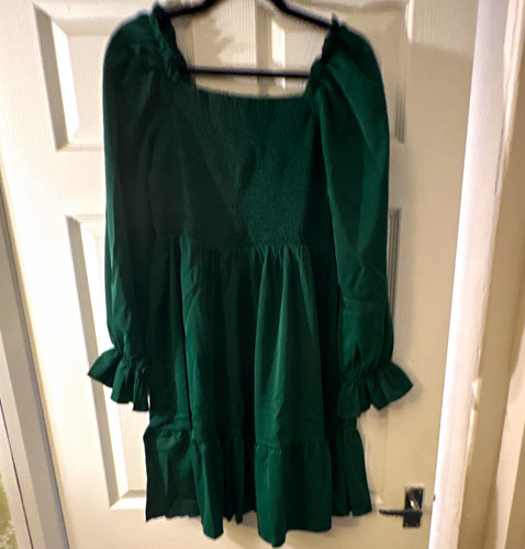 Green smocked square - green, neck